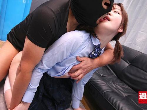 【マジックミラー号×素人】純粋な制服少女が驚くほど妖艶に変身！熱い大人の口づけに心奪われ、ついに濃厚な情熱的な絡みに溺れてしまう！
