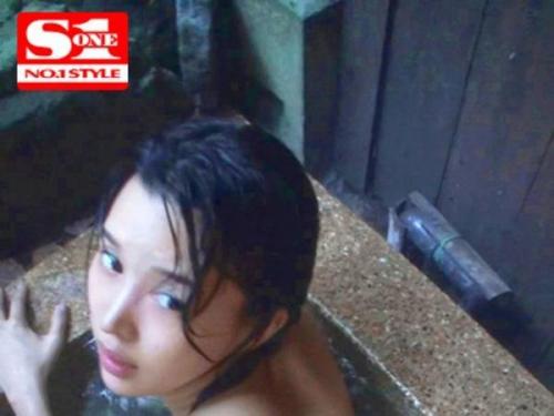 リアルドキュメントAVで魅せる、裸の官能温泉旅行！台本なしの素顔で、すべてをさらけ出した姿を目撃せよ！