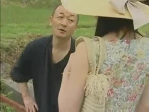 〈官能的な物語〉妖艶な腋の魅力を放つ熟達の侍女が、主人の燃えるような情熱に身を委ね、昼間の隠された逢瀬に新たな女中が加わる禁じられた愛の交錯。