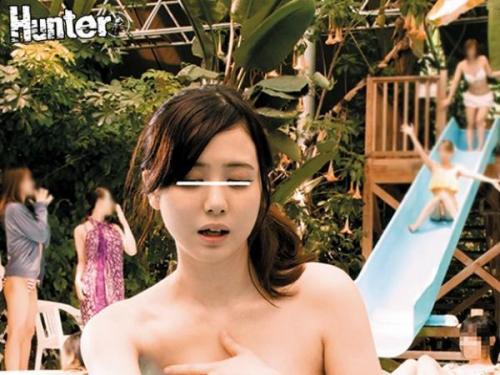 ウォータースライダーでビキニが外れ、彼女の豊かな胸があらわに…つい目を奪われた瞬間、彼女と目が合ってしまい…