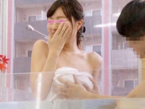 ＜魔法の鏡号＞性的な喜びに溺れる豊満な女子大生が、友人の男性との共浴プロジェクトで欲情し、不貞な愛の行為に陥る！