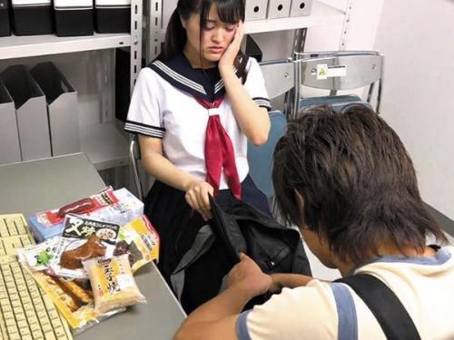 万引きした女子高生を、身体検査と称する卑猥な行為で犯す。指で秘めた場所を探られ、頂点に達する