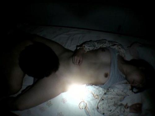 禁断の関係が暴かれる！狂気の兄が仕掛けた罠で眠る妹を襲う衝撃の映像流出…無防備な少女を弄ぶ悪魔の所業