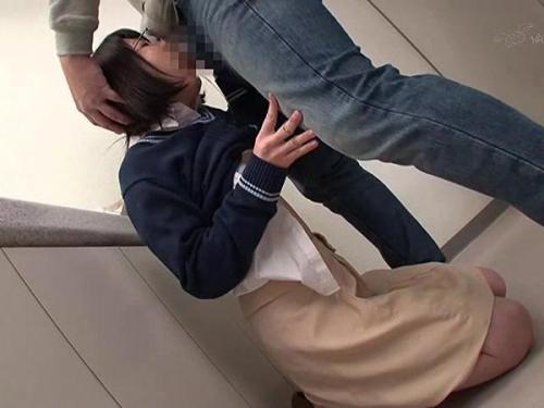 【高校生カップルの彼女を襲う！】恐怖で身を震わせる彼女を強引に抑え込み、下着の狭間から侵入する