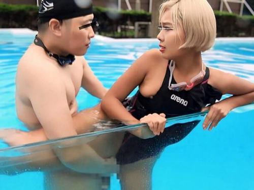 《素人×水泳教室》「あっ…コーチ…そんなのイヤ！」淫らな指導者が教え子に秘密のレッスン！水着を脱がせて生で突き入れる禁断の行為！