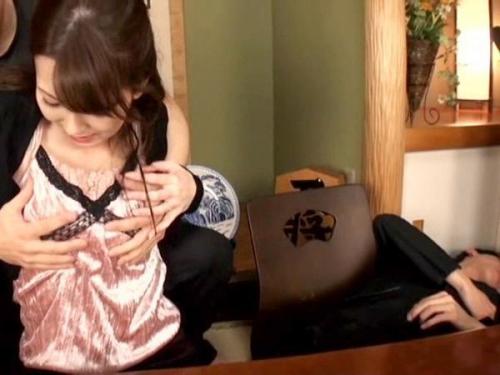 ＜波多野結衣＞完璧なボディを持つ人妻が、夫が眠る傍で他人に激しく貫かれ、快感の渦に堕ちていく禁断の情事！