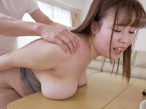 【ノーブラ】ロリ顔の末っ子が家の中をノーブラで歩き回るので、興奮を抑えられなくなり、後ろから犯してしまう..！！！