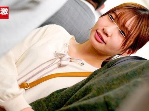 電車内での卑劣な行為に怯える清純な女子高生、助けを求めるも無情に続く羞恥の瞬間。彼女の心と体が限界を迎えるまでの過酷な体験。