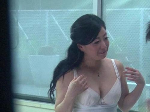 【友達の母さん】マジックミラー越しに友達の母とエッチする男子大学生。あまりの魅力にヌルっとちんぽが入ってしまいます♡