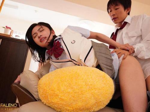 【五十嵐なつ】制服姿の義姉のスカートの奥を密かに覗き見て、抑えきれない欲望が爆発し、禁断の境界を越えてしまう！激しく揺れる腰の動きで絶頂に達し、彼女の魅惑的なヒップに熱い想いを注ぎ込む瞬間！