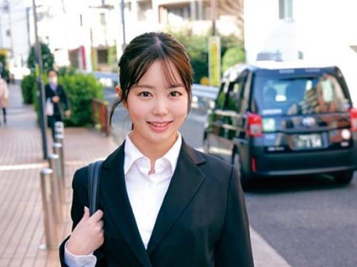 【初体験×癒し】魅力的な男性との添い寝で欲望を解き放った就活女子、思わずそのまま情熱的な夜を過ごし深い快楽へと導かれる