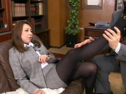 《パンスト》「妖艶な黒ストッキングであなたを惑わす。透け感あふれる豊満な尻の誘惑」