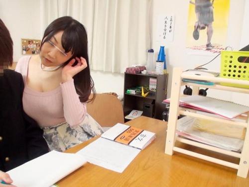 熟練の美しさを持つ家庭教師の誘惑に抗えず、純粋な青年が暴走！彼女の魅力に心奪われ、初めての体験を導かれる【情熱的な瞬間】