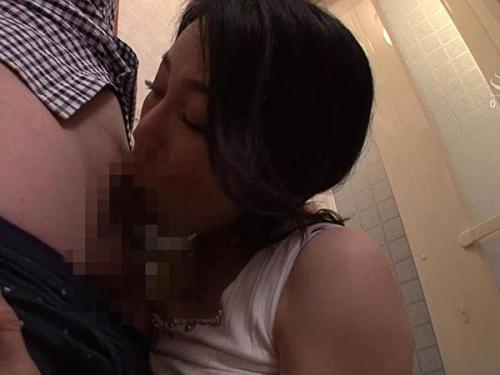 【母子姦】「母さん、今から犯すからね」歪んだ情欲に駆られた息子に、眠る夫のすぐ側で体を貪られ、声を押し殺しながら快感に身を震わせる妖艶な人妻の秘められた夜の情事！