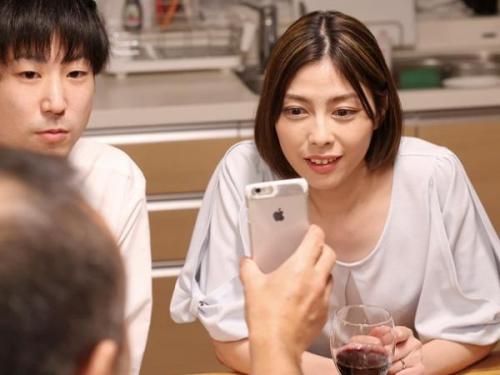 ＜ながえメソッドｘ卯水咲流＞細身の魅力的な人妻が配偶者の上司である情熱的な男性に誘われ、絶頂へと導かれる！