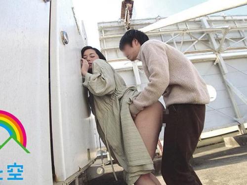 「大胆な人妻が車内で魅惑のフェラ講義！恥じらいながらも生乳を披露し、全裸で過ごしたい願望を告白♡」