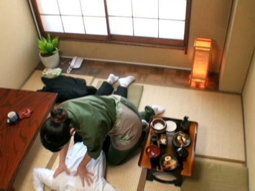 魅惑の口技編) 経営危機に瀕した老舗旅館を立て直すべく、女将と従業員が決意！男性客を魅了する過激なおもてなしで、心と体を虜にする禁断のサービスを展開！