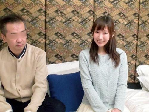 純真な少女がホテルで隠された特別な体験！？街中で偶然出会った素人の若い女性と年配の男性が熱い夜を共にする！