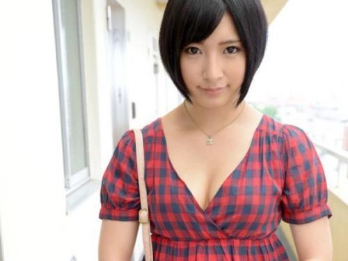＜阿部乃みく＞活力溢れるショートヘアの美女が、微笑みながらペニスを口に含み、オナホールでペニスを刺激！