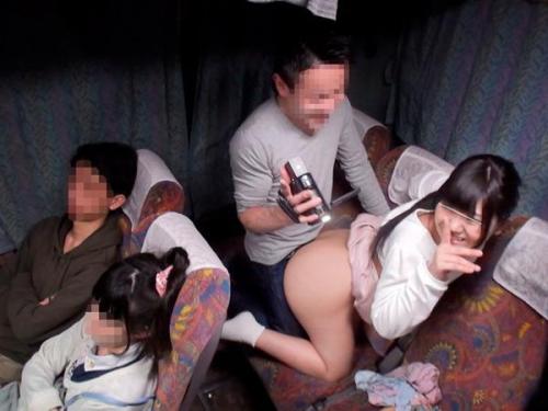 大学生の親友男女が夜行バスで秘密のエッチ撮影に挑戦！周囲に気づかれないよう必死に喘ぎを抑えながら、じっくりと濃厚なスローな動きで快感の頂点へ！