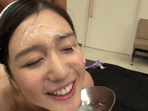 純真な黒髪美女の表情が白濁に包まれる！撮影と偽った衝撃の顔射サプライズ！