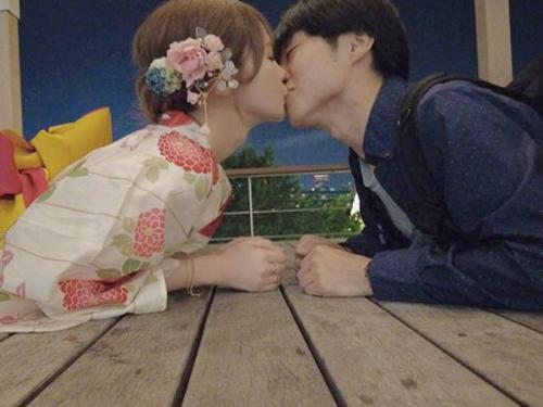 【スレンダー】欲望に溺れる人気女優が公然と舌を絡め、ホテルで濃厚なドスケベセックスに没頭する！