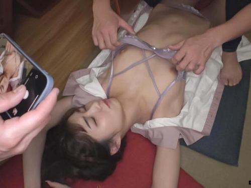 【寝落ち】「わざとアルコールを濃いめにしてドリンクを提供していますw」美女が寝落ちしながら感じる！
