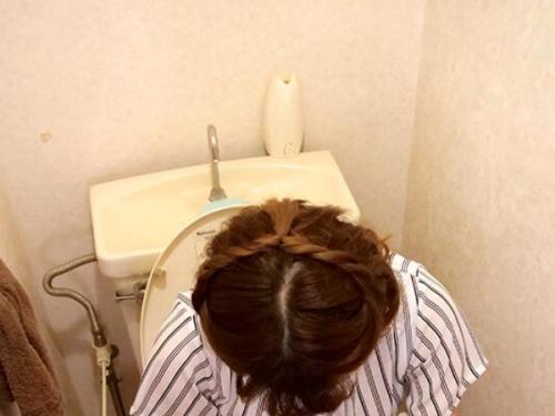 40代の魅惑的な人妻が、息子と同年代の若者と禁断の関係に溺れる！許可なく注がれる情熱の果てを、密かにカメラが捉える！