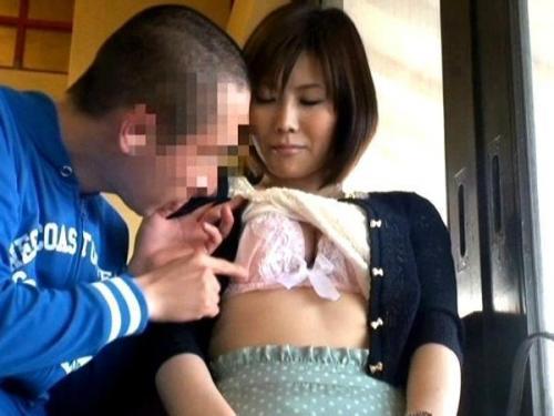 父に内緒で新しい義母と伊豆へ秘密の旅！禁断の悪戯が繰り返され、熱い夜に抑えきれない欲望が燃え上がる。禁断の関係に心臓が高鳴る！