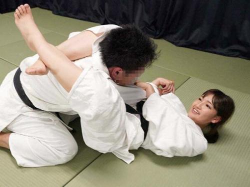 ＜ハメ撮りｘ柔道ママ＞男を投げ飛ばす美貌の柔道家ママが、上下の口に勃起したチンポを挿入されて絶頂を迎える！
