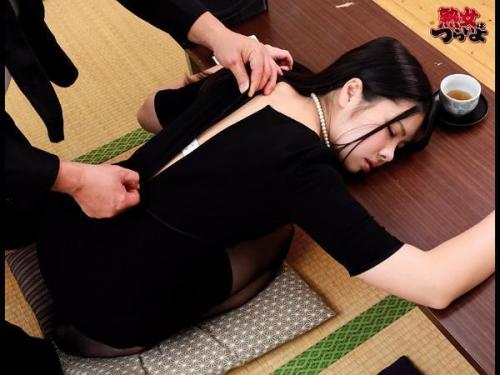 【禁断の儀式】麗しき魔女、葬儀屋の罠に陥り昏睡！意識を奪われた彼女に後ろから忍び寄る影、無防備な眠りで注がれる情欲の行方