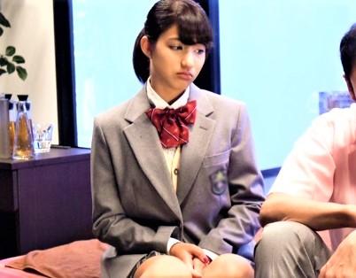 【ＭＭ】激かわな制服着た娘が新しいお父さんと二人きりでマッサージ…ｗミラー越しにはお母さん
