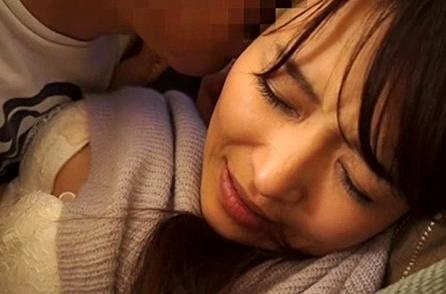 【熟女ナンパ】「あ……イク！」静かにイク興奮させる美人妻が高速手マンで潮をまき散らし始める