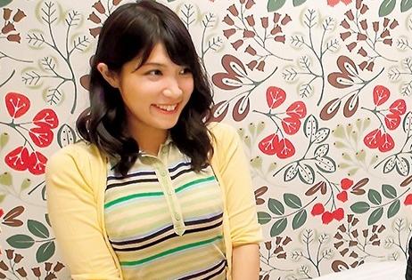 【熟女ナンパ】イケメン男におっぱいを吸いつかれおマンコが濡れ濡れになってしまった美人妻が股を開き始める