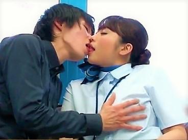 【ＭＭ号】現役CAが筆おろしでエロい腰振りを見せ大量射精させるｗ