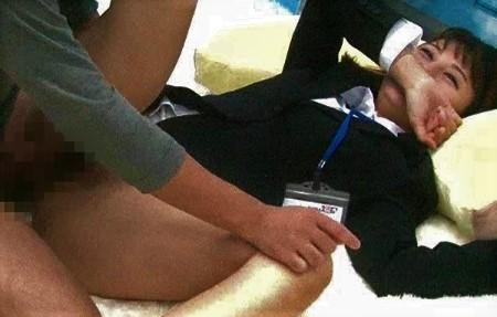 【ＭＭ号】「めっちゃ恥ずかしいんだけどｗ」恥ずかしがりの美人ＯＬの股を開かせて無理やり挿入ｗ