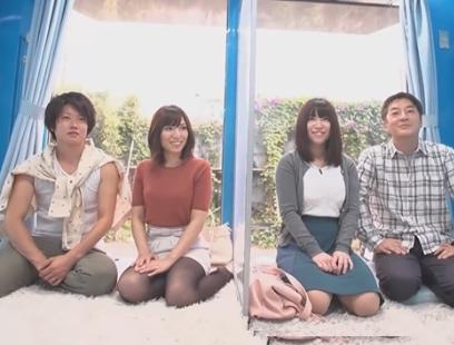 一緒の部屋で他人夫とエッチなゲーム企画に参加する美人妻たちｗ