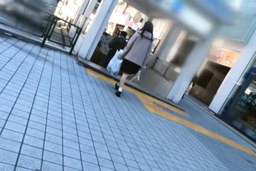 【美少女×盗撮】街で気になった女の子を付け回して逆さ撮り♡ 可愛いおパンツ拝んだ後は電車でチ●ポ擦り付けてぶっかけ痴漢♪