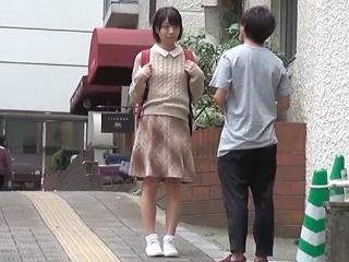 【お漏らし×中出し】真面目な受験女子が顔面騎乗クン二され敏感マ〇コはびしょ濡れ状態!デカチンを生挿入&トドメの激ピストンでお漏らしする姿も公開している。