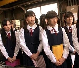 社会科見学で町工場を見学しにやって来たうぶな学生達。初めて間近で目にする機械に興味津々で、いつのまにか列からはぐれてしまう。