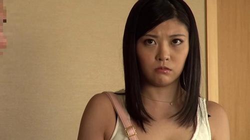 【3P×4P】みおり舞 美人エレベーターガールを強請ってす!不機嫌そうなエレガをソファーに座らせV字開脚の体勢で無理矢理クンニした後、ぶっといチポでオクチを調教してから挿入して、華奢な身体がしなるくらい激しくピストン。