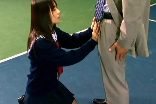 【女子校生×学生服】歩原ひかる 業界内外で話題を呼んだ新人歩原ひかるがマストなJKに変身した。体育の授業をサボって彼氏と教室でH、制服のままクンニに指マン立ちバックで挿入。