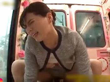 【素人×接吻】華やかな美容部員たちに、仕事中にディープキスしてみないかと突撃交渉した。上品な美容部員が熱く激しいベロチューで恥じらいながらもオマ〇コ濡らして火照りだす。