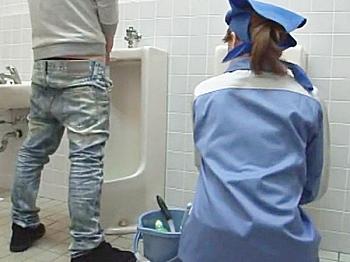 【素人×お漏らし】あり得ないくらい美人な女性の清掃員が存在する!しかも、彼女達はなぜか放尿中の男のチ〇ポを盗み見して欲情する。