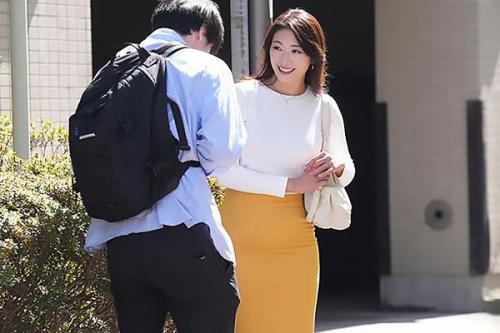 【熟女×巨乳】小早川怜子 大人の美熟女「小早川怜子」待望の最新ベストが遂に完成した。完璧な美貌とIcupで魅せる濃密24本番となっている。