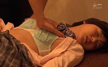 【ドラッグ×エステ】大人の女性気分を味わいたい女子生を対象に媚薬オイルエステでエビ反りイキ。濡れ濡れなったマコに肉棒をぶち込みエビ反りするほど女性の快楽を味わわせた。