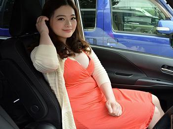 【巨乳×人妻】旦那以外の男の胸に埋もれ、嬉しそうにペニスをしゃぶる罪深い人妻。マンコの奥を壊れそうなほど突かれて幸せそうに逝き果てる罪深い人妻。