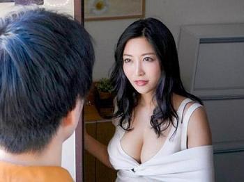 【巨乳×人妻】水川スミレ 浪人生の斎藤は隣に住んでいる人妻「スミレ」に惚れていた。斎藤を気にかけて、夜ご飯を提供したり、受験を応援したり、スタイル抜群な美女でスタイル抜群だった。