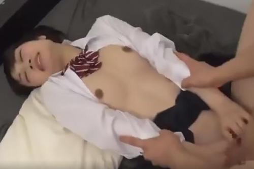 【姉×ディープス他30％OFF】特設マジックミラースタジオの密室で街行く仲良し家族が母娘親子丼3Pに挑戦。久しぶりに見る母の巨乳と妹のJKま〇こに童貞ち〇ぽはフル勃起で爆発寸前。