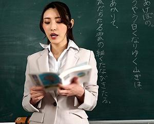 【3P×監禁】森沢かな（飯岡かなこ） 都内の某校で教壇に立つ「かな」は、生徒からも同僚の教師からも人気の女教師。副担任を務めるクラスの不良生徒達の素行に悩んでいた。